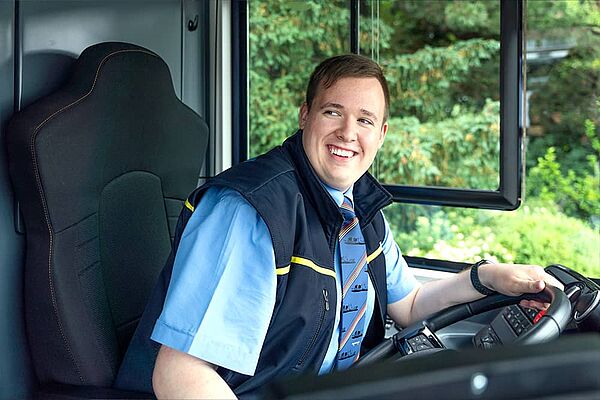 Jan Wörmke am Steuer eines Busses