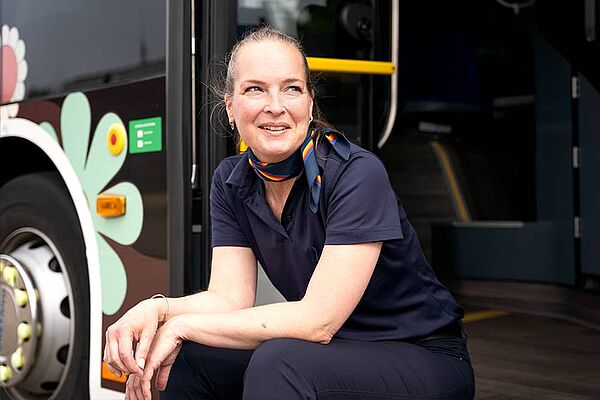 Simone Hübeler sitzt auf dem Bus-Einstieg
