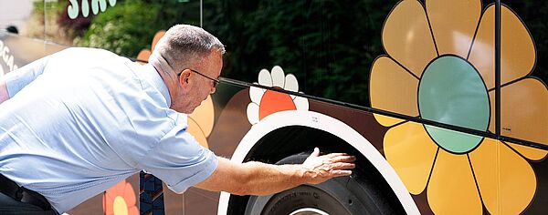 Pjer Ortmann prüft das Reifenprofil eines Busses