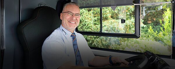 Pjer Ortmann auf dem Fahrersitz