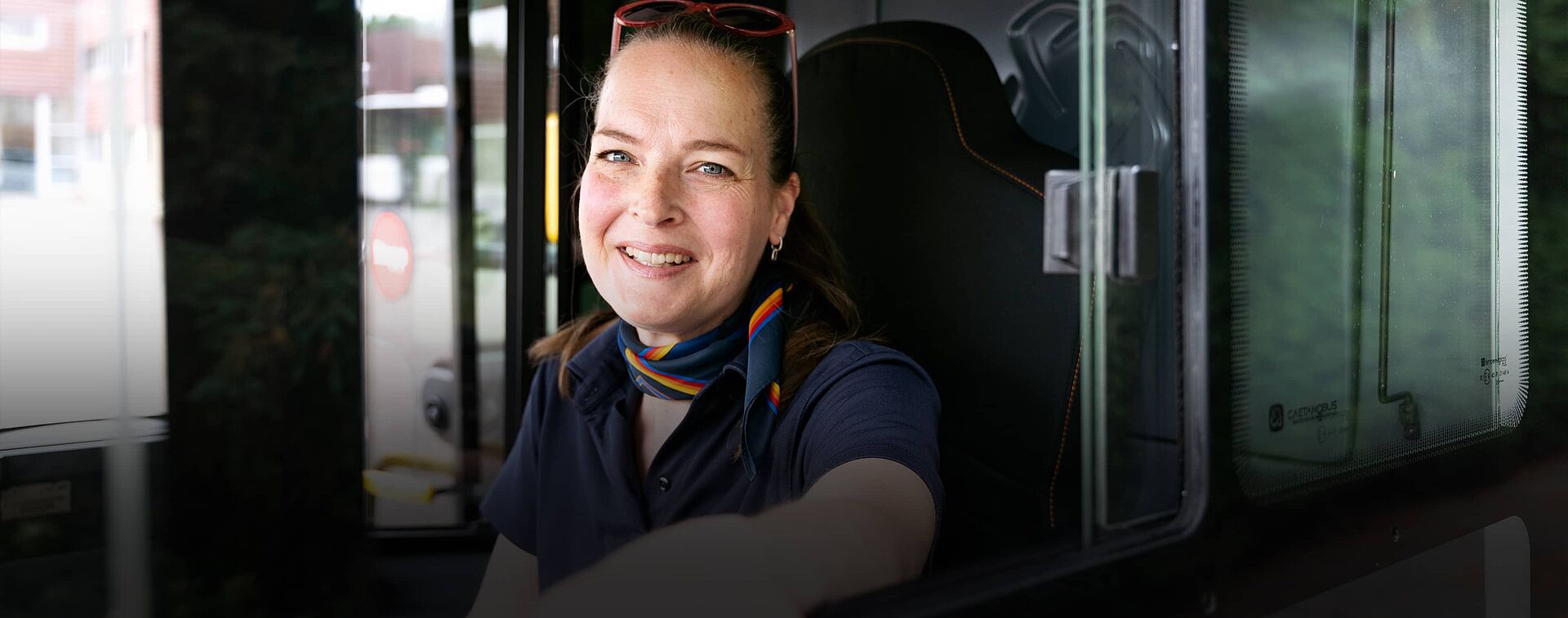 Simone Hübeler am Steuer eines Busses