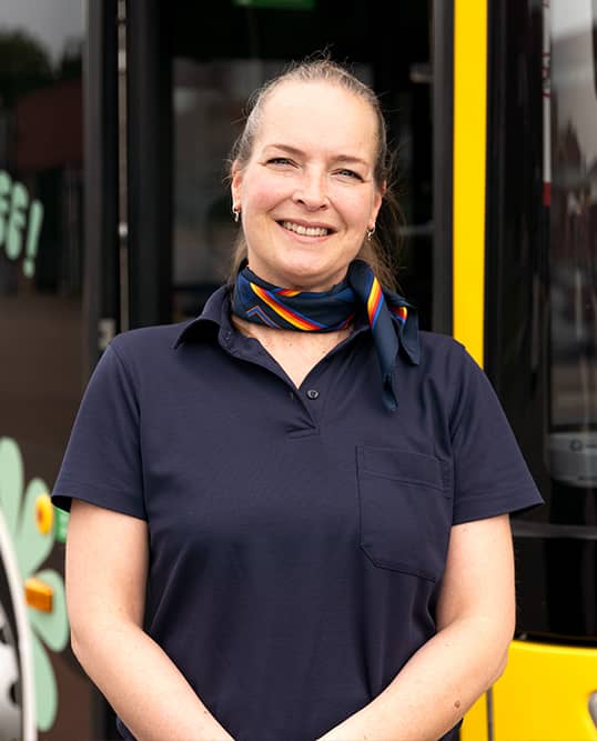 Simone Hübeler steht vor einem Bus